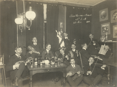 833204 Groepsportret van musicerende en zingende leden van de N.J.A., vermoedelijk een jaarclub van de Utrechtse ...